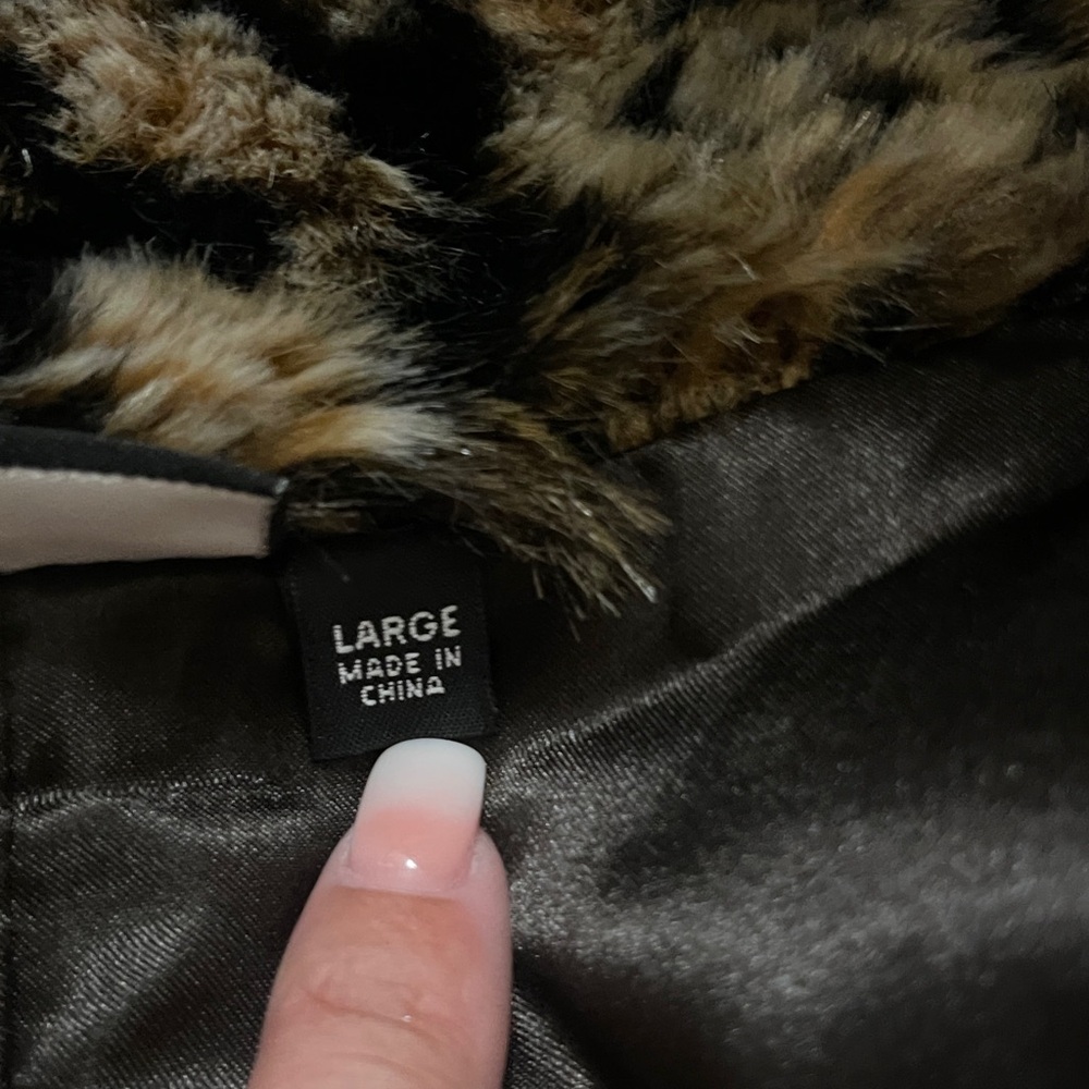 Fur women coat has 2 pockets on size of the jacket
